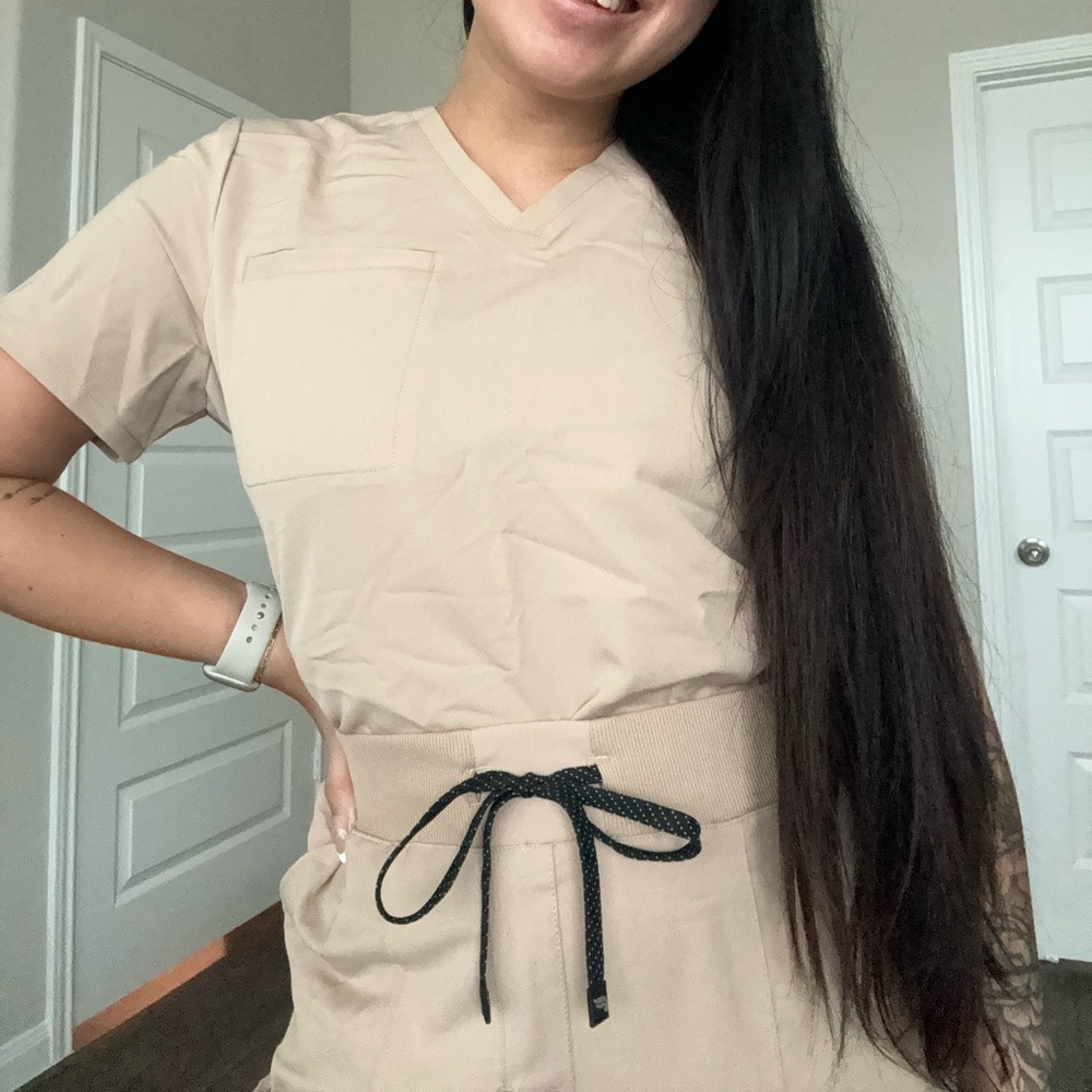 Brand New Fabletics Women's Chai Scrub Set